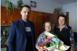 02.02.2023 Вдове вручили цветы и подарок | Администрация муниципального округа город Партизанск Приморского края Официальный сайт